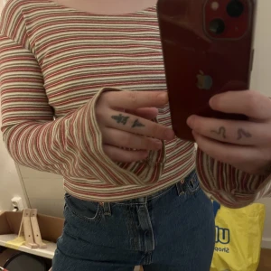 Randig topp - Jättefin randig topp med utsvängda armar! Lite croppad