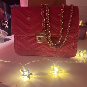 Fin väska  - Använd några gånger men ser ändå ganska bra ut men har två jätte små reppor på sidan som man knappt ser 