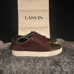 Lanvin - Vi säljer ett par riktigt feta Lanvins i färgen vinröd🤩 Skorna är i bra skick, enda defekten är att de är lite slitna inuti skon men det är kompenserat med en häl lapp, så ingenting som märks👍 Dustbag medföljer. Vid funderingar hör av er🤙