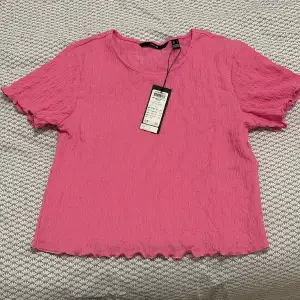 En helt oanvänd ny rosa t-shirt med mönster på och prislappen kvar!❤️