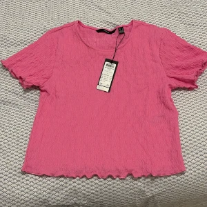 rosa t-shirt - En helt oanvänd ny rosa t-shirt med mönster på och prislappen kvar!❤️