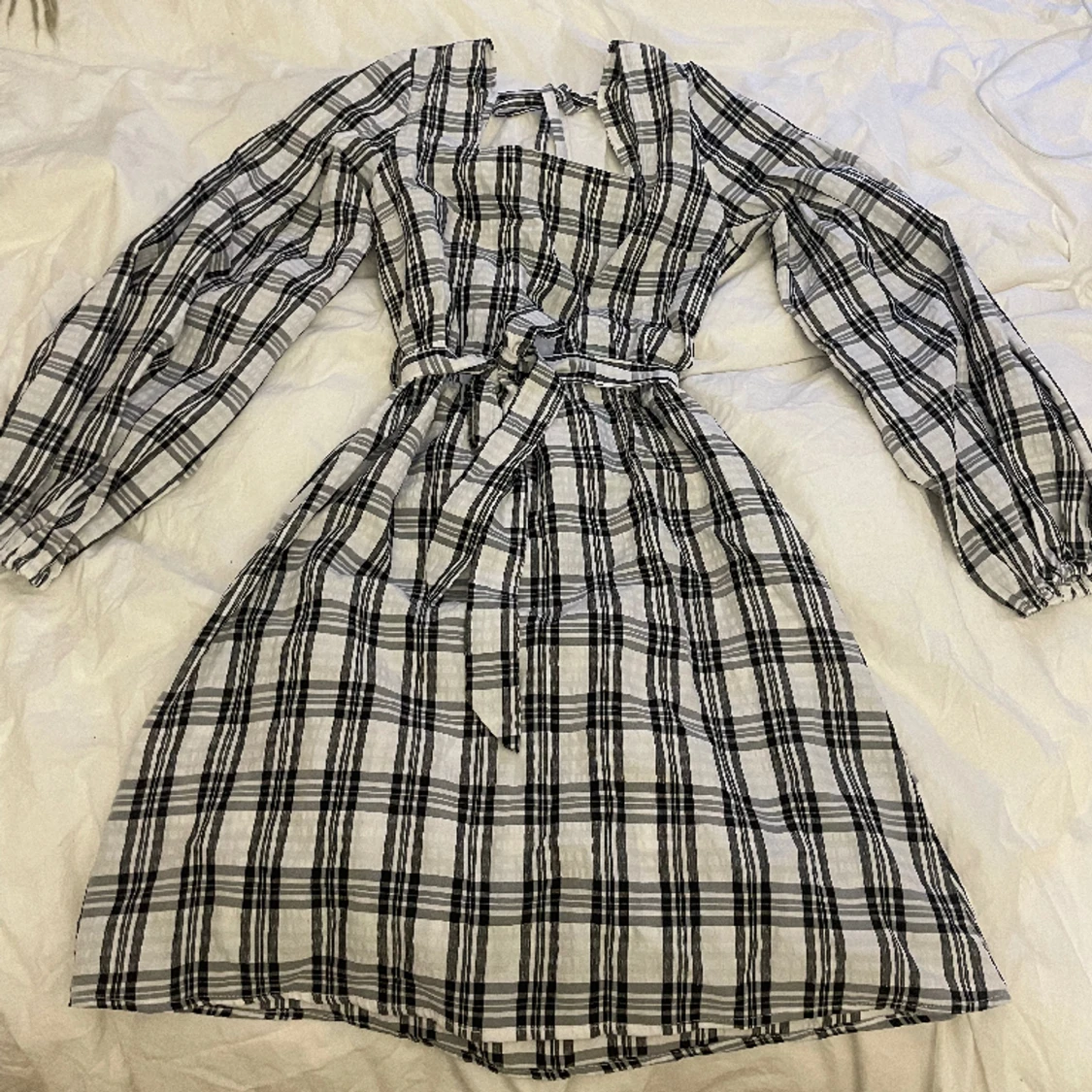 Klänning med puffärmar