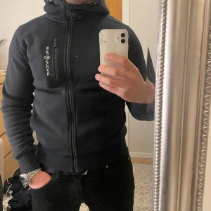 Sail racing Tröja - Svart Sail racing tröja. Tröjan är i bra skick då den inte använts. Nypris 1200 kr.