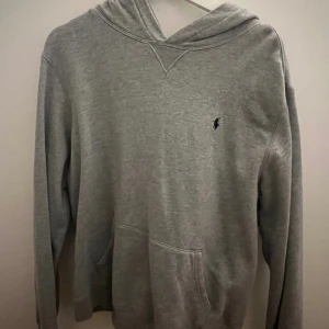 Ralph lauren hoodie - Jätte fin ralph lauren hoodie, använd cirka 3 ggr. Strl XL i barnstolek, sitter som en S/M.