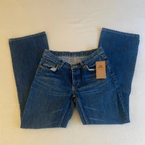 Low waist Boot cut jeans  - Bra kvalitet jeans, går på mig men kan inte knäppa ordentligt (jag bär st 36) 29/32