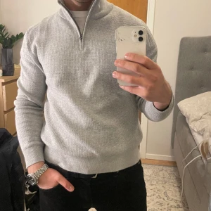 Halv zip  - These Glory days halfzip tröja. Inte kommit till användning, så i helt ny skick. Nypris 1000 kr 