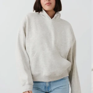 Grå hoodie - Säljer denna populära hoodien från gina då den var för stor på mig, endast använd en gång💕 Hör av er för frågor och egna bilder!!