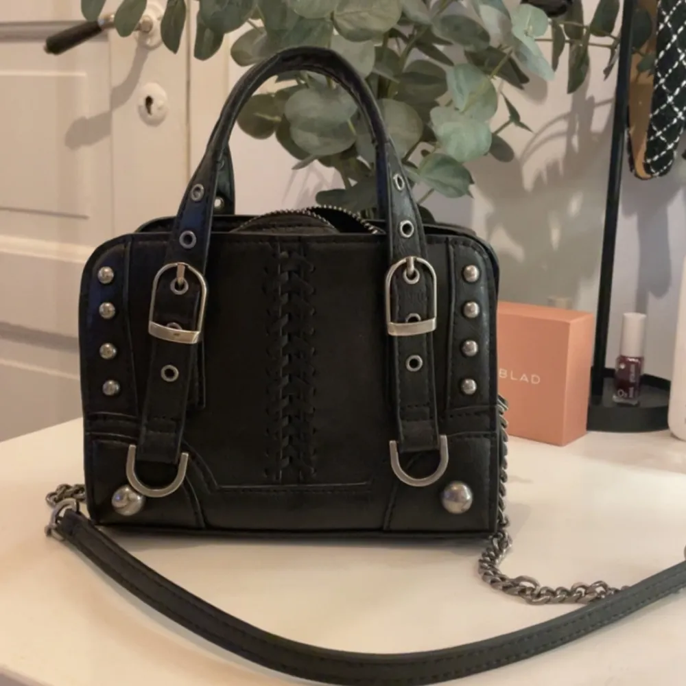 Söt axelremsväska från Zara med små handtag💞, säljer då den inte kommer till användning. Köparen står för frakten!. Väskor.