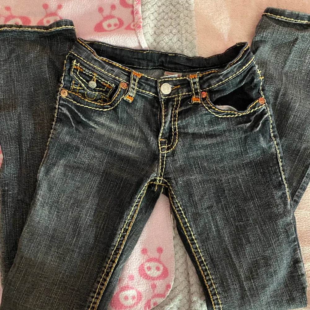 Jättesnygga straight true religion jeans, önskar att jag kunde ha dem men tyvärr är dem för små😭 storek 28 och passar mig perfekt i längden som är 175💕. Jeans & Byxor.