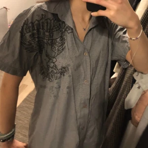 Y2k skjorta  - Jätte snygg skjorta med ett coolt örn tryck. Den är i nyskick men säljer tyvärr eftersom jag är i behov av pengar. Köpt secondhand. Passar bra till alla, både tjejer och killar. Kontakta mig gärna vid frågor osv!💗