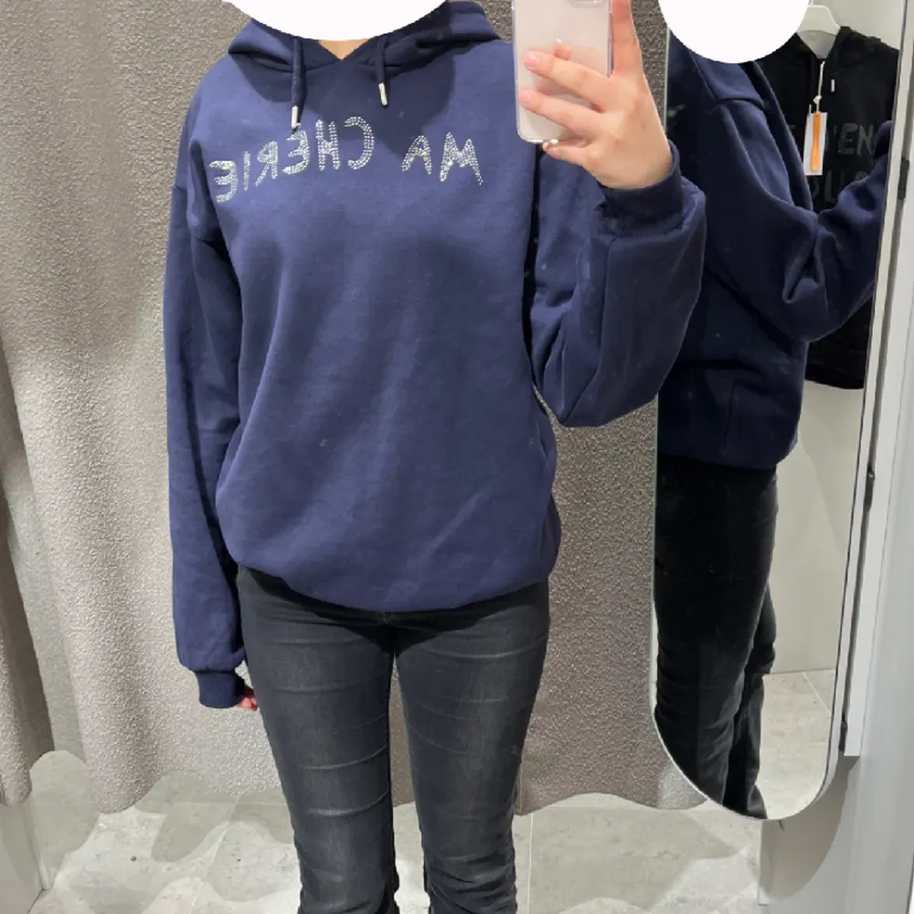 Säljer denna hoodie då den inte kommer till användning. Den är i nyskick och är i storlek 158/164 skulle säga att den passar S/M även XS beroende på hur man vill att den ska sitta. Själv har jag s/xs.💖. Hoodies.