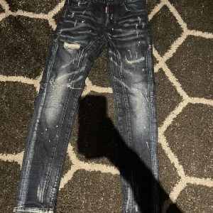 Äkta dsquared2 jeans - Skick 9/10. Använt ett få tal gånger. Inga skador. Tar även byten. Pris kan diskuteras