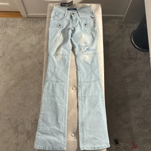 Coola lågmidjade jenas - Sjukt snygga jeans 😍 Säljer då de är för små för mig så kan tyvärr inte skicka bilder med dem på🫶🏼 Lågmidjade! Utsvängda! Unika!🤩 Prislappen är kvar! Midjemått: 33 cm Innerbenslängd: 85 cm