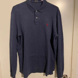 Ralph Lauren Rugby Tröja - Ralph Lauren Rugby Tröja i fint skick | Storleken är M | Färgen är en snygg Marinblå och grå nyans | Pris 449kr | Skriv för frågor eller annat. (Kolla min profil för ytterligare feta kläder, kan lösa paketpris)
