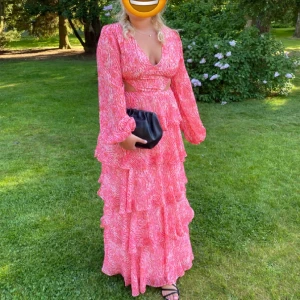 Balklänning - Säljer min balklänning, använd en kväll så är helt i nyskick, inga fläckar osv!