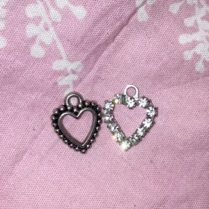 Hängen med hjärta - 2 st supersöta hängen med fina detaljer! Pris kan diskuteras💘