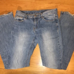 Brandy Melville jeans - Utsvängda och lågmidjade brandy Melville jeans, jätte snygga och bara lite slitna längst ner. Skriv om ni vill ha bild på eller undrar något💗