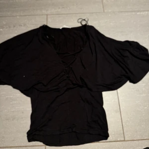 Svart topp - Ful jävla häxtröja! Snälla köp den, vill inte ha den i min närhet längre