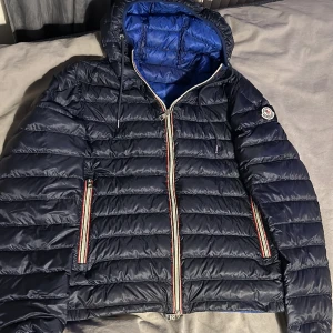 Moncler Athenes jacka - Tja säljer denna feta Moncler jacka, Inga defekter och riktigt stilren nypris kring 13 tusen. Skriv om fler bilder på jackan, eller andra frågor PRIS EJ HUGGET I STEN