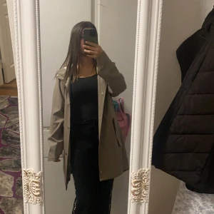 Beige jacka  - Säljer den fina regn jackan efter som den är lite stor på mig.