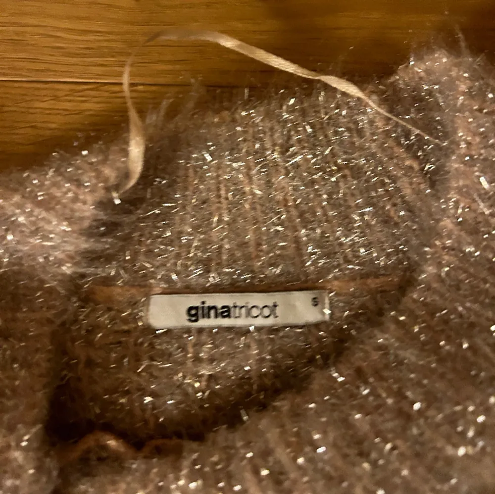 Söt stickad glittrig tröja från Gina tricot i storlek s . Tröjor & Koftor.