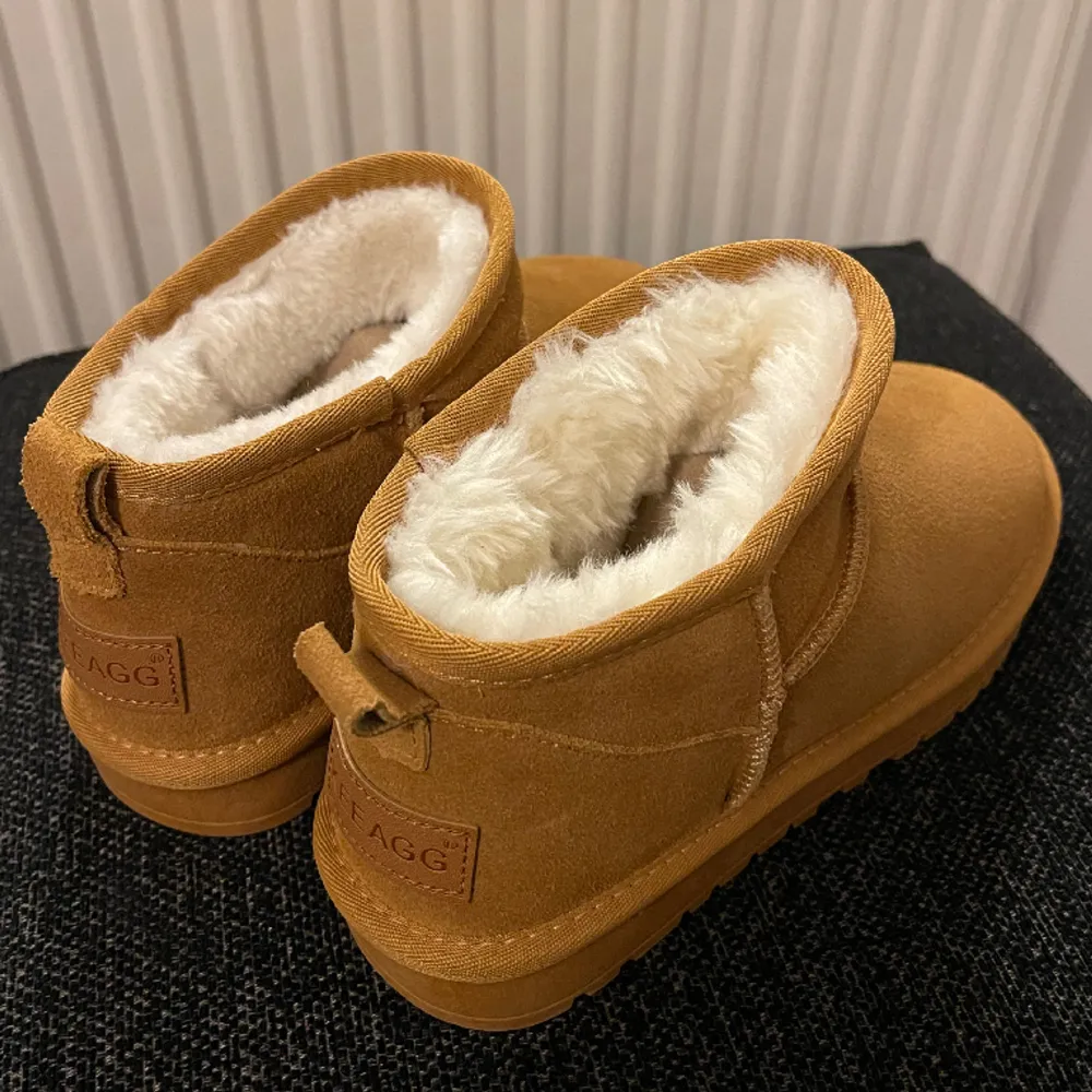 Uggs liknande skor, storlek 39. För små för mig som vanligtvis har 39/40. Köpta på trendza.se och endast provade.. Skor.