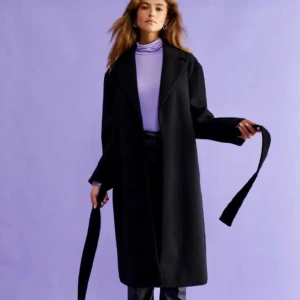 SVART KAPPA GINATRICOT - Svart lång kappa från Ginatricot. Köpte kappan i höstas för 700kr men säljer den nu för 250kr inklusive frakt. Inga defekter, jättefin passform. Skriv privat för fler bilder.