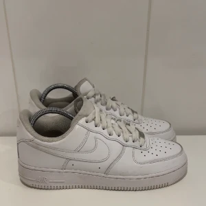 Air forces 1 - Hej! Säljer nu dessa superfina air forces 1 i grymt skick 9/10. Uk 7 passar 41-42. 