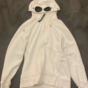 Cp company hoodie  - Cp company köpt som present, inte kommit till användning. ÄKTA! Kvitto och mer äkthetbevis finns. Storlek m men passar även s