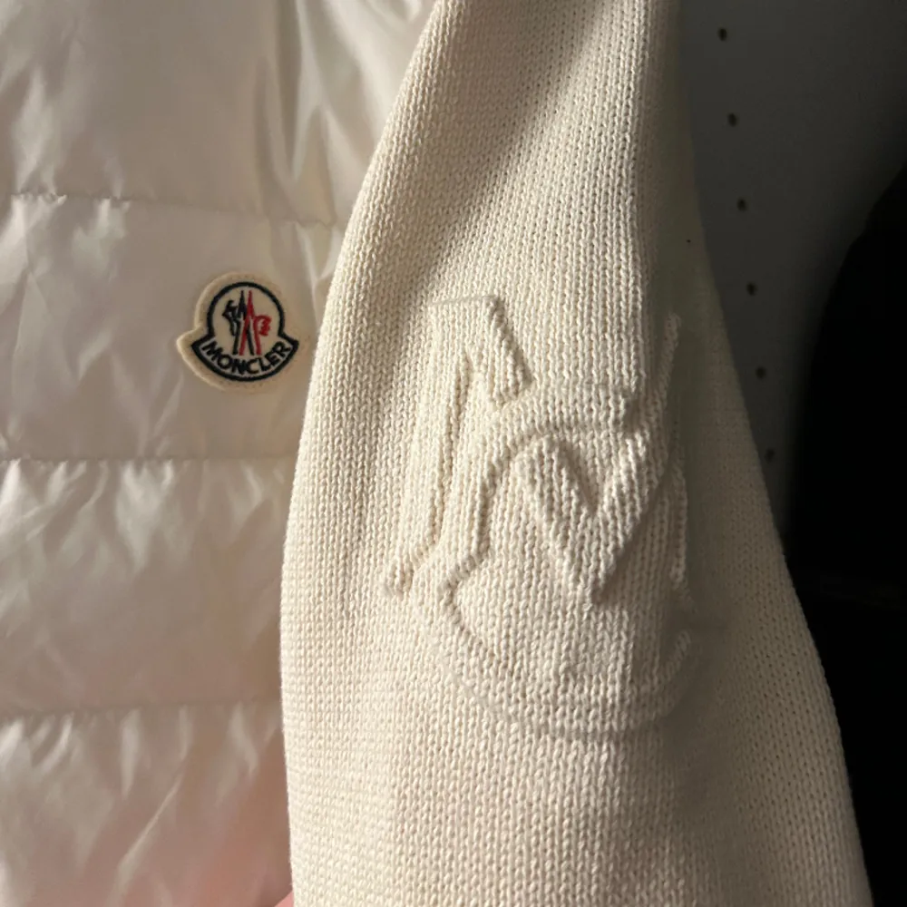 Helt ny 1:1 white bust logo wool cardigan moncler. Storlek L (Motsvarar mer M) Nfc och Scan.. Jackor.