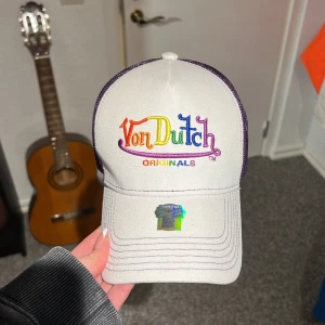 Von Dutch keps - En skitsnygg Von Dutch keps, använd kanske en gång. Använder inte pga gillar inte att ha keps 🙃så tänker att någon annan kan ha den☺️. 