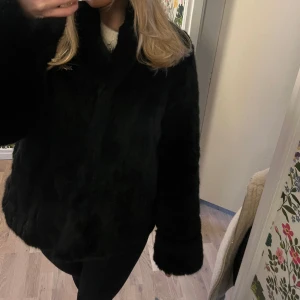 Päls jacka  - Säljer min fina pälsjacka ifrån märket Stockholm! Köpt för 999kr Använd fåtal gånger så i jättebra skick💓