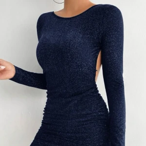 Festklänning🤍 - Marinblå festklänning med öppen rygg! Storlek XS. Superfin klänning perfekt till fest / sommaren🤩