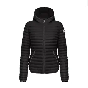 Jag säljer min colmar jacka pågrund av att den inte används! Den är använd fåtal gånger och är i ny skick. Annars är jag intresserad av att byta colmar jackan och något mer mot en Moncler cardigan🥰