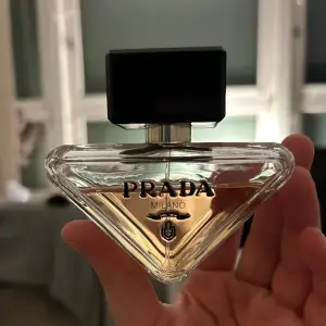 Populär parfym från Prada i 50 ml. Jag skulle säga att det är ungefär 60-65% kvar. 