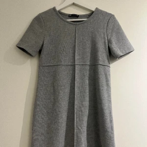 Klänning från zara - Jättefin mysig klänning från Zara! 