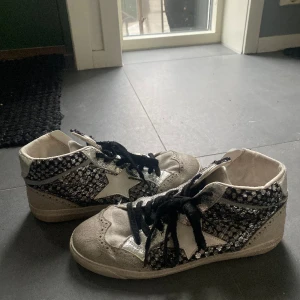 Sneakers - Säljer dessa as feta skor från findlay. As snygga i alla årstider och passar till ALLT. Kom privat för fler bilder eller frågor💘 Dom är i stl 40