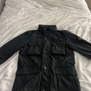 Stone island jacka - Storek s passar perfekt på mig som är 179cm lång. Lite sol blekt på kragen. Kan mötas upp vid stenpiren. 
