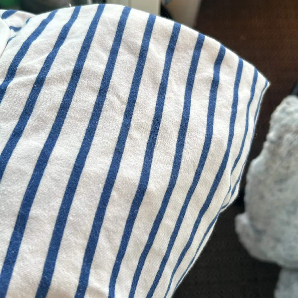 Hejj! Säljer en jätte fin blå randig tröja med volanger som jag använt få tal gånger, skriv vid fler bilder☺️💕. T-shirts.