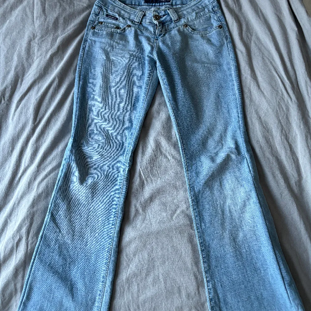 Super snygga lågmidjade bootcut jeans!  Innerben: 76  Midjemått: 36 rakt över Jag är 165💓. Jeans & Byxor.