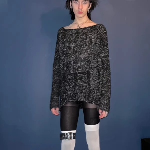 Snygg oversized stickad tröja i svart/grå - Supersnygg mysig oversized tröja, superbra basic, supergrungig på ett sexigt sätt. Går att ha offshoulder, tidiga aa vibes. Ett måste ha i denna vinte/vår!🖤✨✨🩸