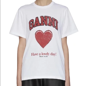 T-shirt Ganni  - T-shirt från Ganni i en gammal modell som inte går att få tag på längre. Köparen står för frakt. 💘