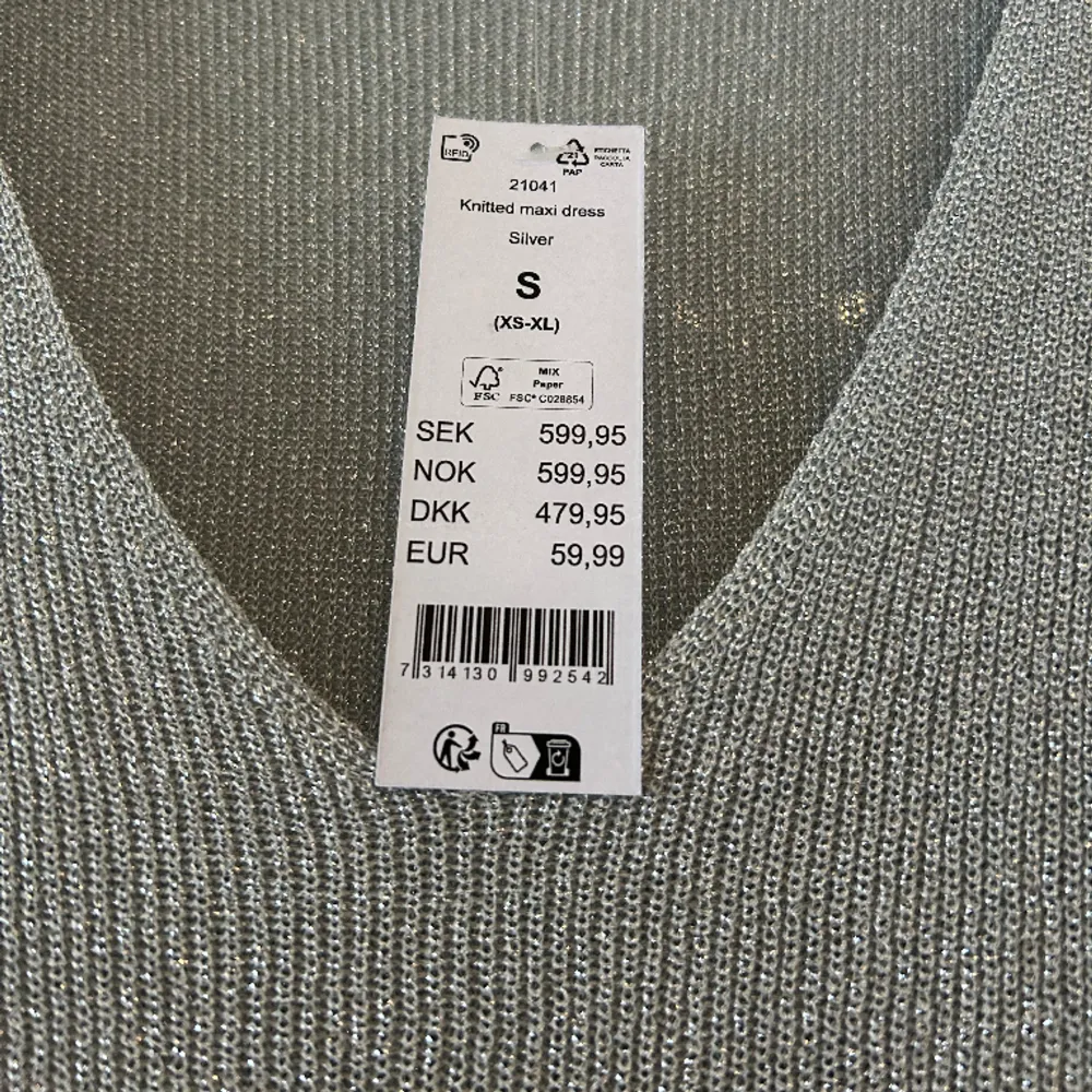 Helt ny stickad maxiklänning från ginatricot, slutsåld på hemsidan.  Köpte för att ha på nyår men det blev tyvärr inte så. Klänningar.