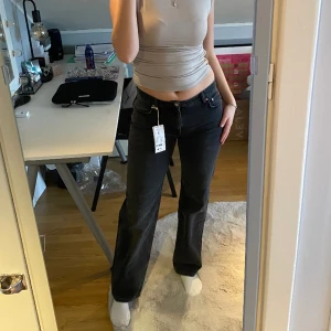 Jeans svart - Jättefina jeans i den populära low waist stright modellen från Gina. Hela slutsålda på hemsidan. Säljer då de inte passar mig längre. Lappar kvar så de är aldrig använda❤️