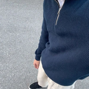 Mörkblå Zara Half Zip - En mörkblå halfzip från zara i väldigt bra skick, använd ett fåtal gånger. Hyfsat liten i storleken då den är XL men passar mig som vanligtvis har M eller L. Köpt för 500kr, säljes för 249kr