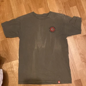 Solblekt spitfire tisha - Solblekt spitfire tisha, änvänd men i gott skick, storlek medium!