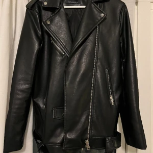 Svart skinn jacka  - Sälja min svarta skinn jacka från Stradivarius i storlek M. Jackan är nästan oanvänd. 