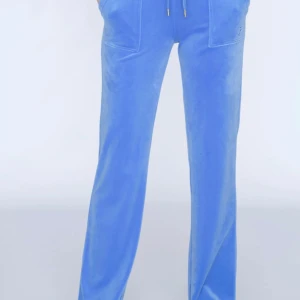 Blåa Juicy Couture  - Nu säljer jag mina blåa Juicy Couture i bra använt skick för att de har blivit för små. De är uppsydda så nu är de 92 cm på längden.