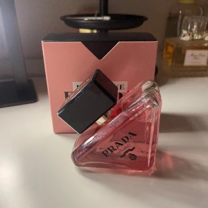 Prada paradaoxe intense  - Säljer min Prada paradoxe intense parfym 50 ml som är helt ny. Säljer då jag har köpt fel doft och tagit av plasten så kan inte lämna tillbaks den. Aldrig använd, nypris 1300