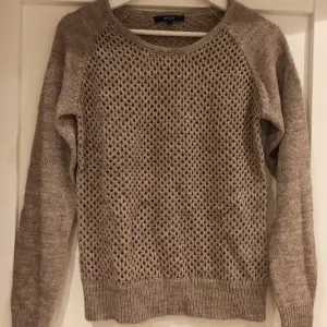 En fin och mjuk ylle tröja från Lindex i storlek S. Den är normal i storlek. Tröjan är tyvärr knappt använd och har därav inga defekter🌟 85℅ akryl 15℅ ull 